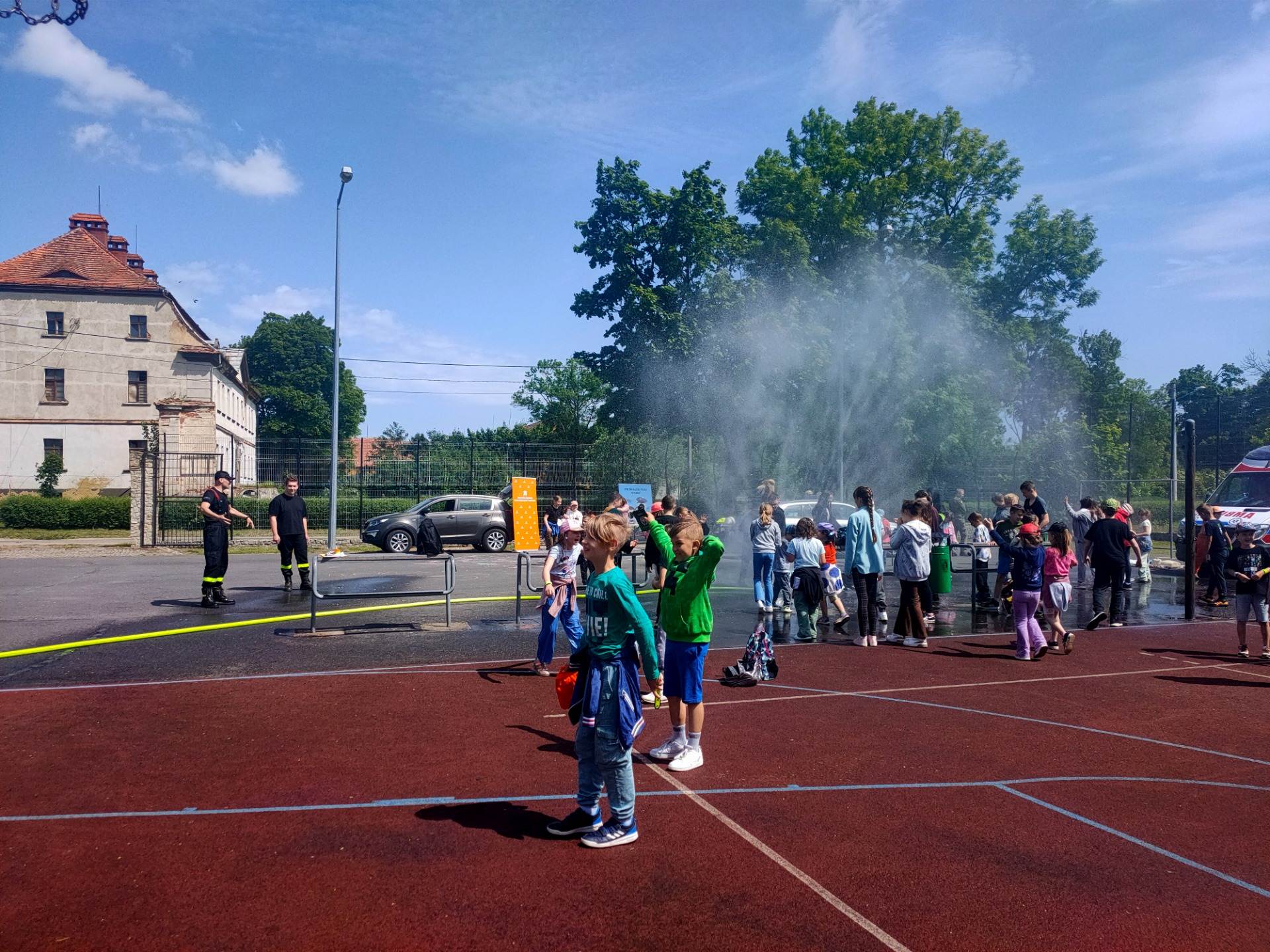 Piknik bezpieczeństwa na boisku Szkoły Podstawowej w Kunicach