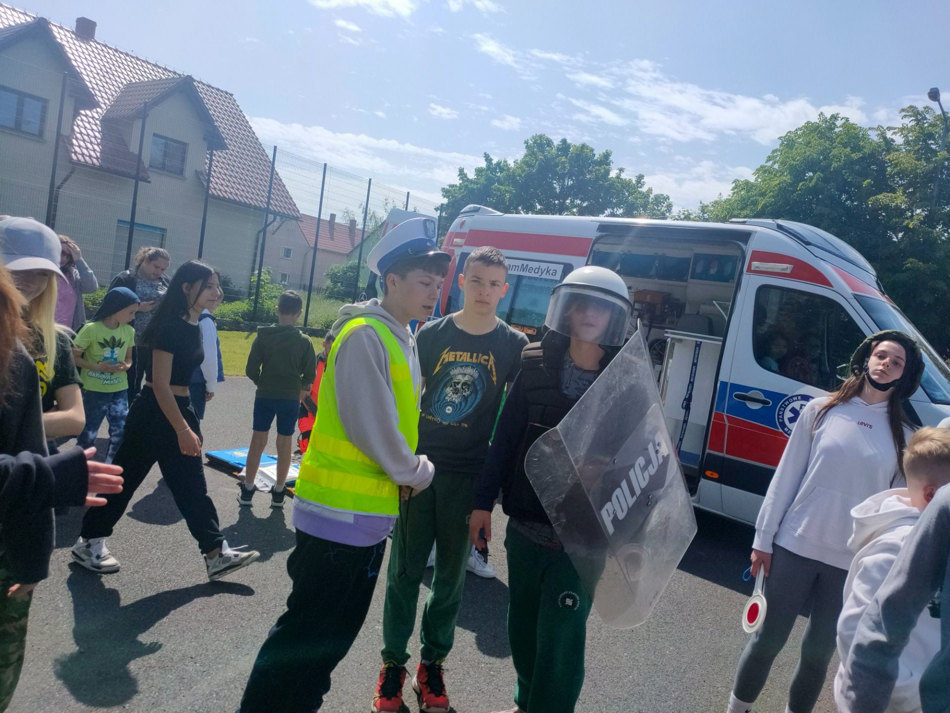 Piknik bezpieczeństwa na boisku Szkoły Podstawowej w Kunicach