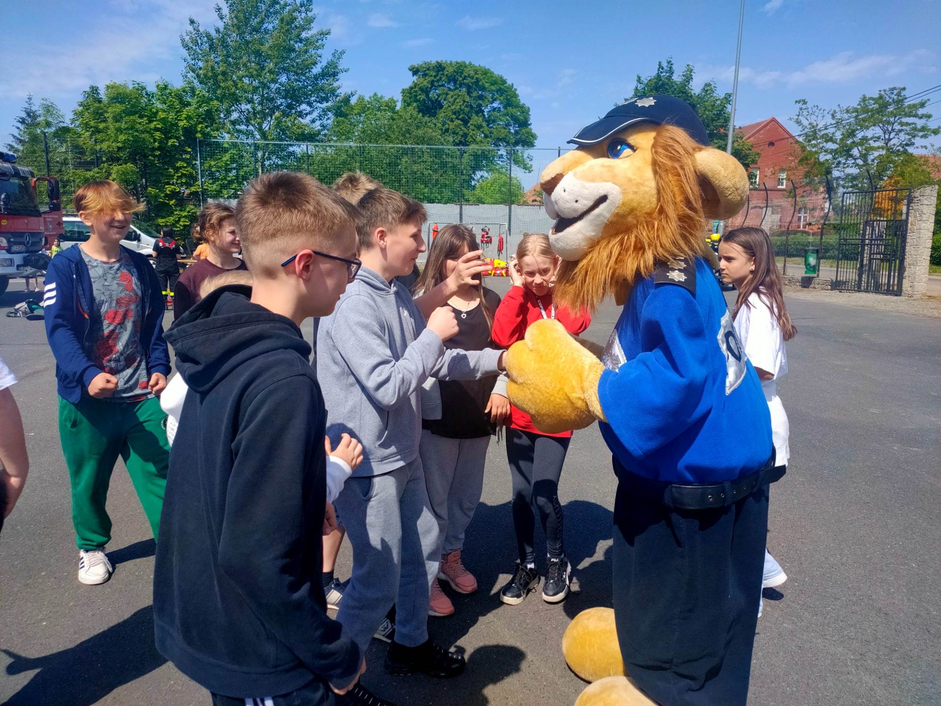 Piknik bezpieczeństwa na boisku Szkoły Podstawowej w Kunicach