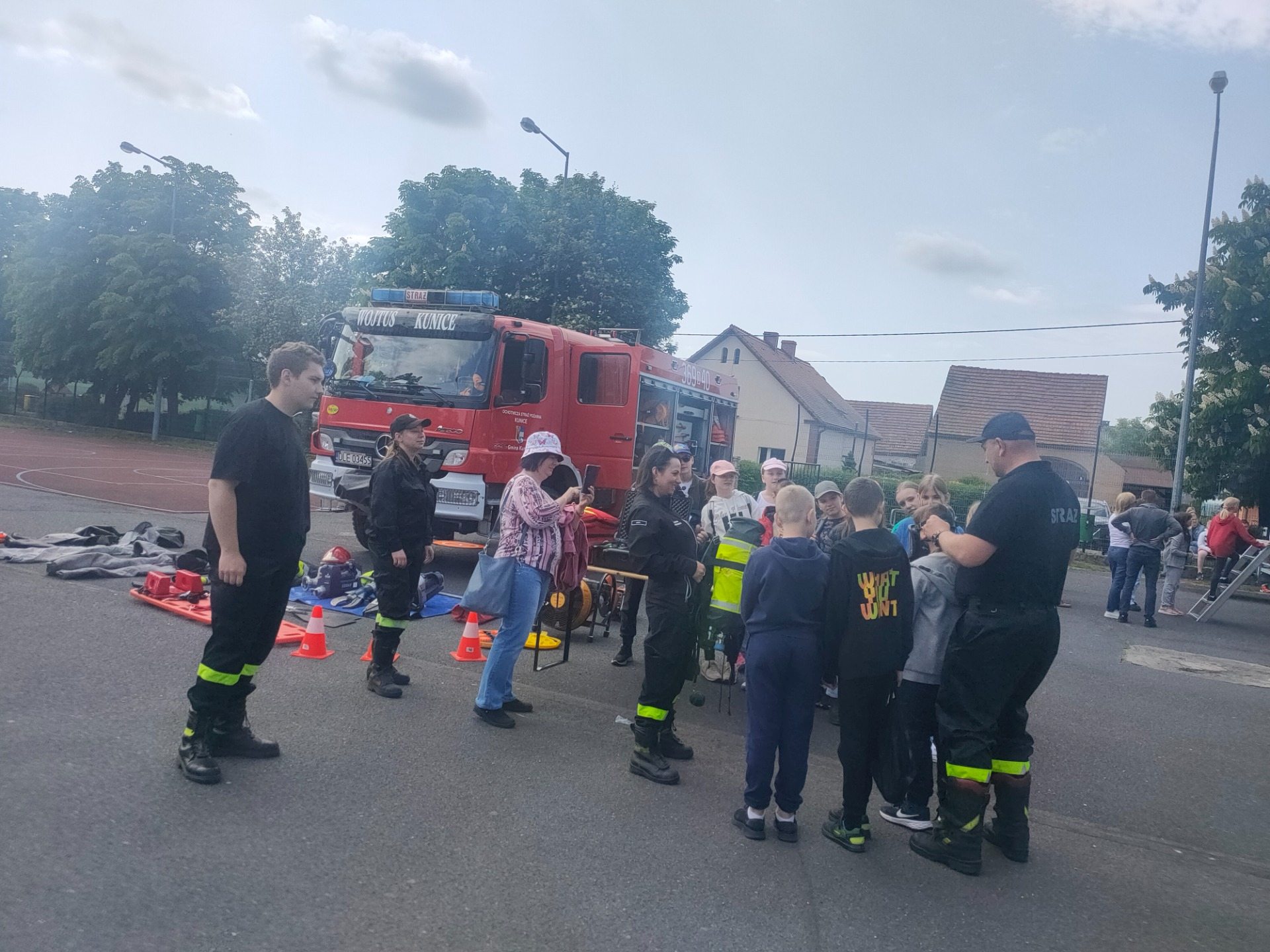 Piknik bezpieczeństwa na boisku Szkoły Podstawowej w Kunicach