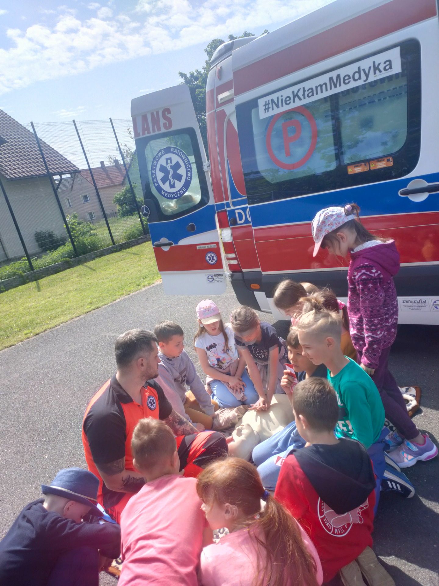 Piknik bezpieczeństwa na boisku Szkoły Podstawowej w Kunicach