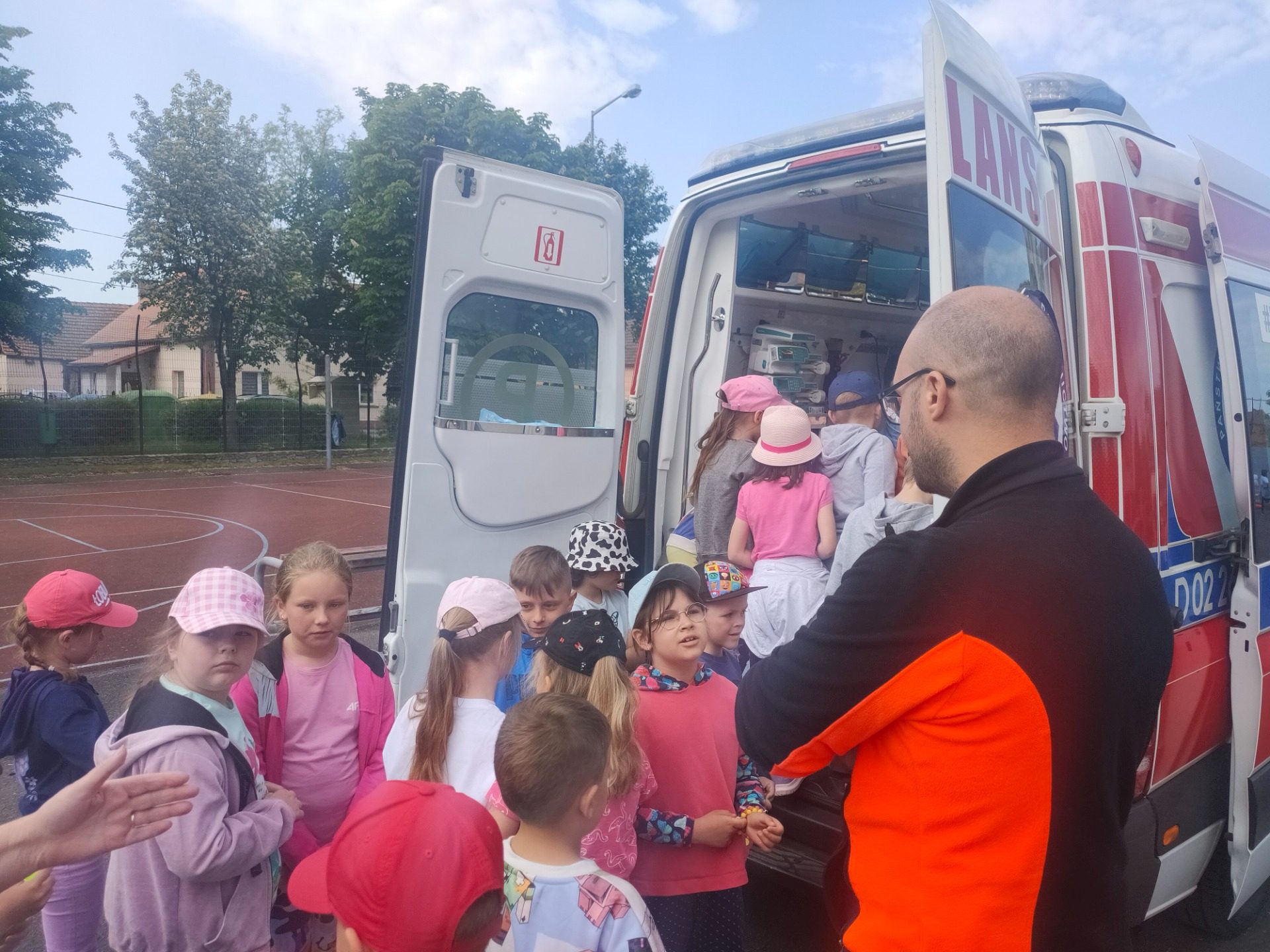 Piknik bezpieczeństwa na boisku Szkoły Podstawowej w Kunicach
