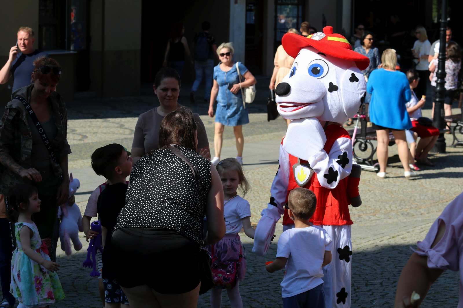 Dzień Dziecka. Rynek pełen dziecięcego gwaru i śmiechu