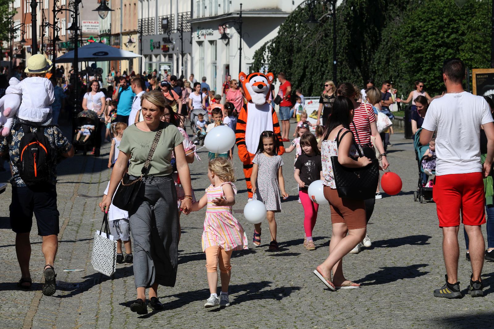 Dzień Dziecka. Rynek pełen dziecięcego gwaru i śmiechu