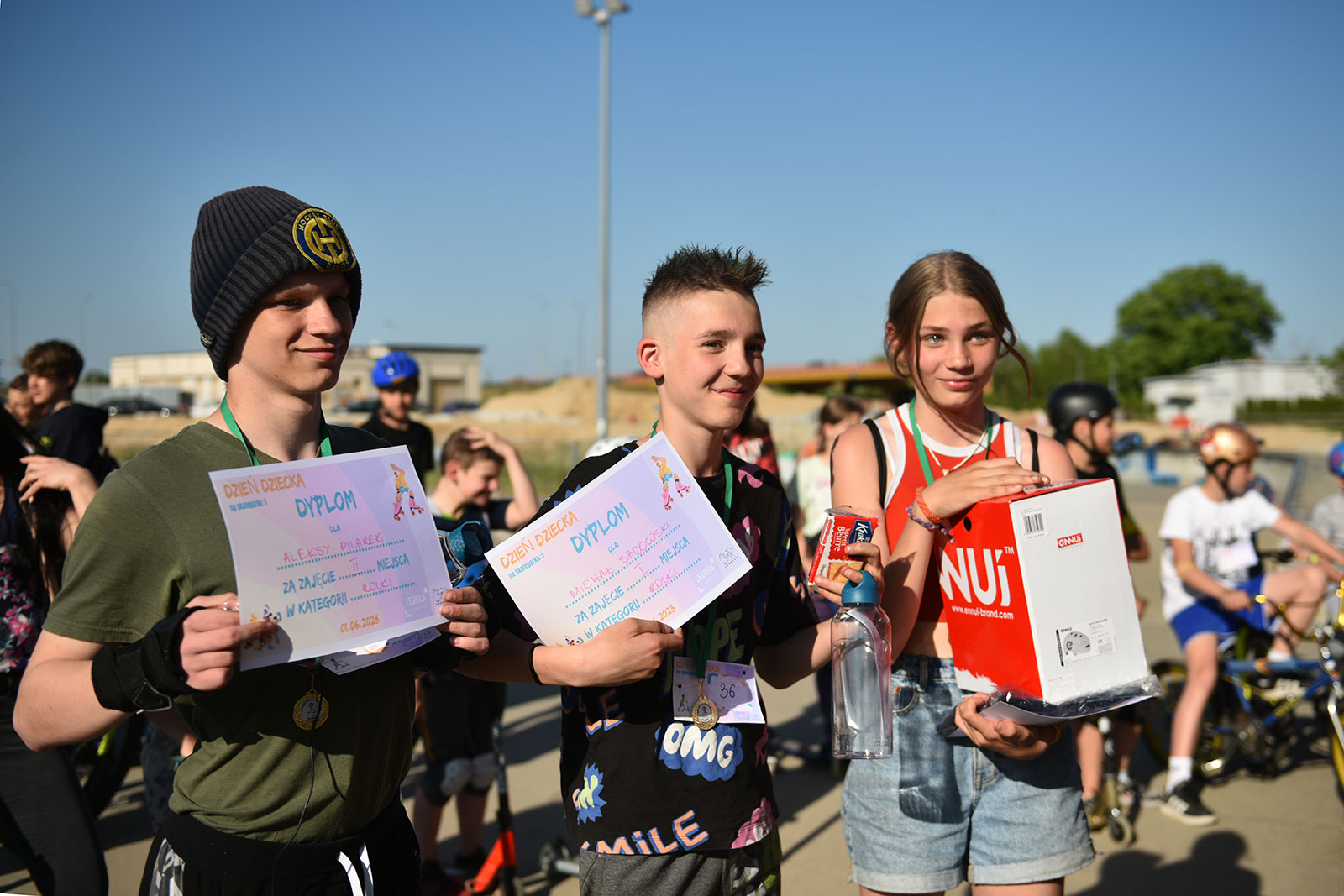 Sportowe akrobacje i inne atrakcje na skateparku