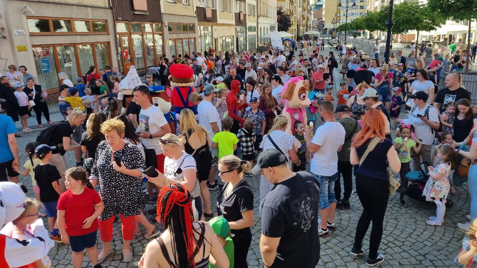 Dzień Dziecka. Rynek pełen dziecięcego gwaru i śmiechu