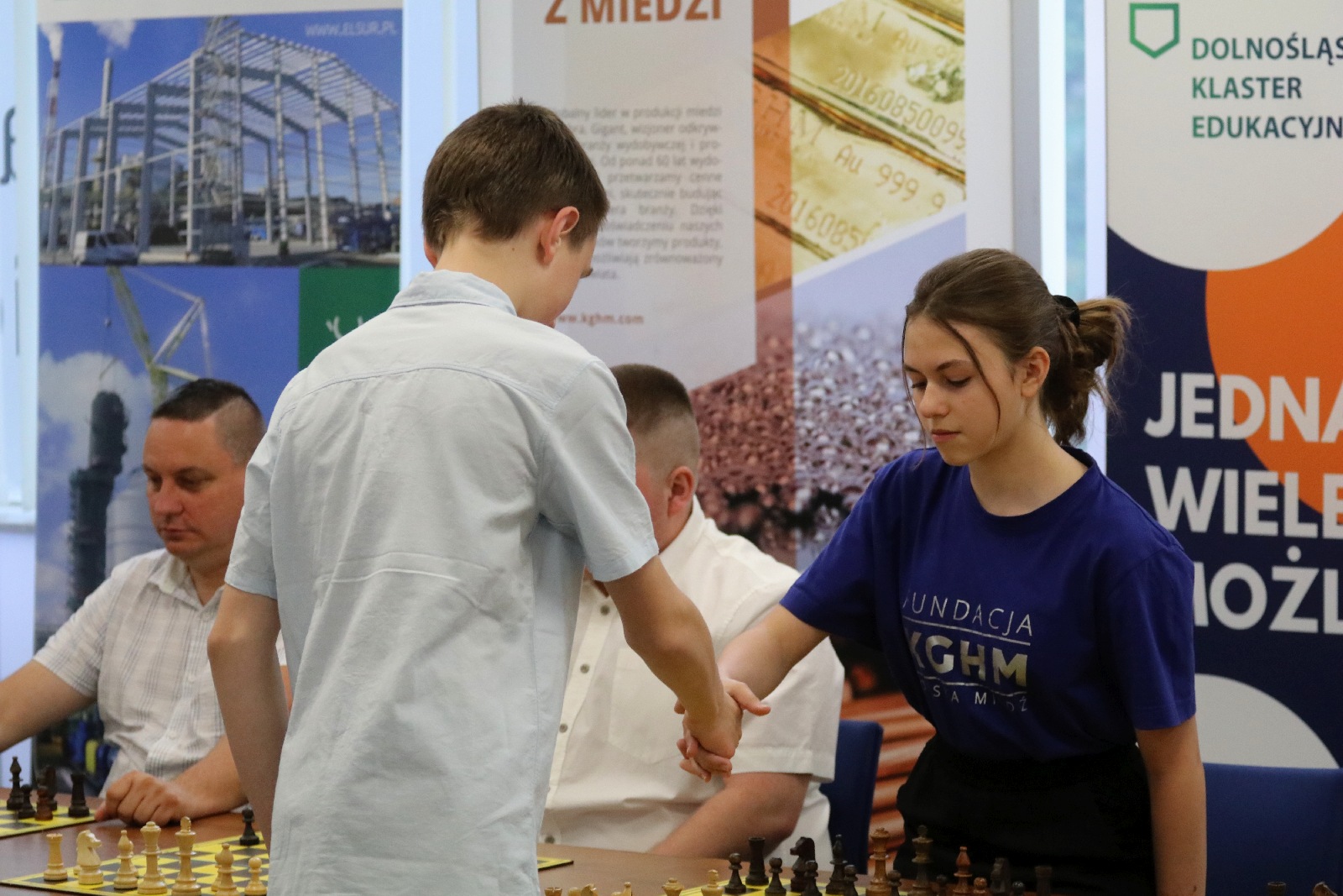 Symultana szachowa z Cherniaievem i wręczenie pucharów