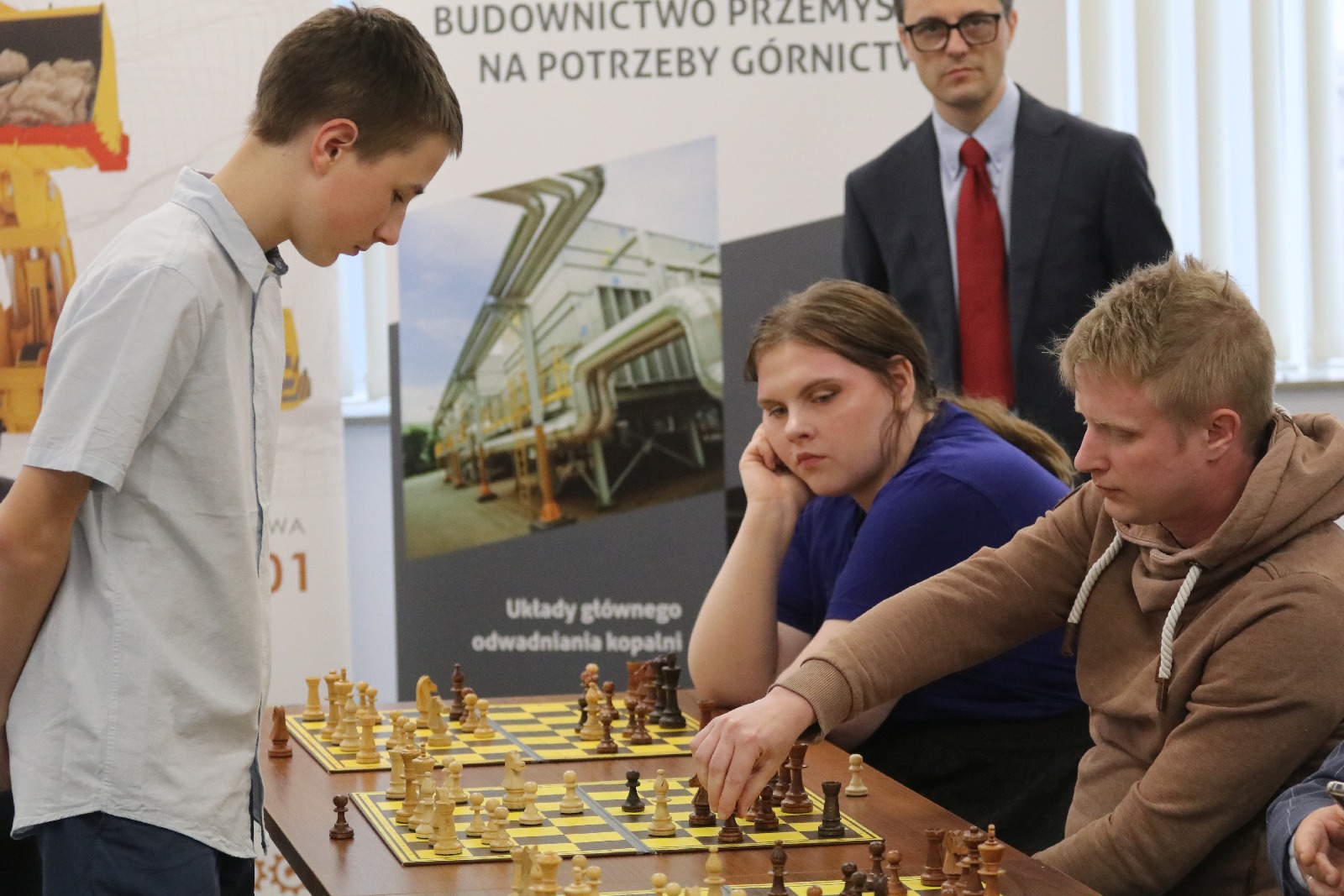 Symultana szachowa z Cherniaievem i wręczenie pucharów