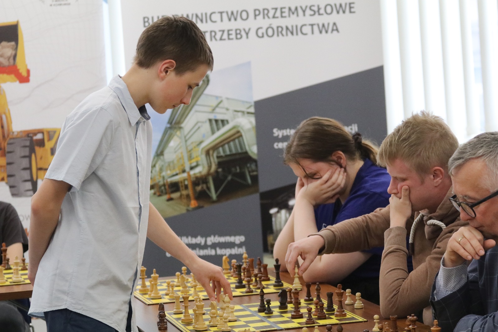Symultana szachowa z Cherniaievem i wręczenie pucharów