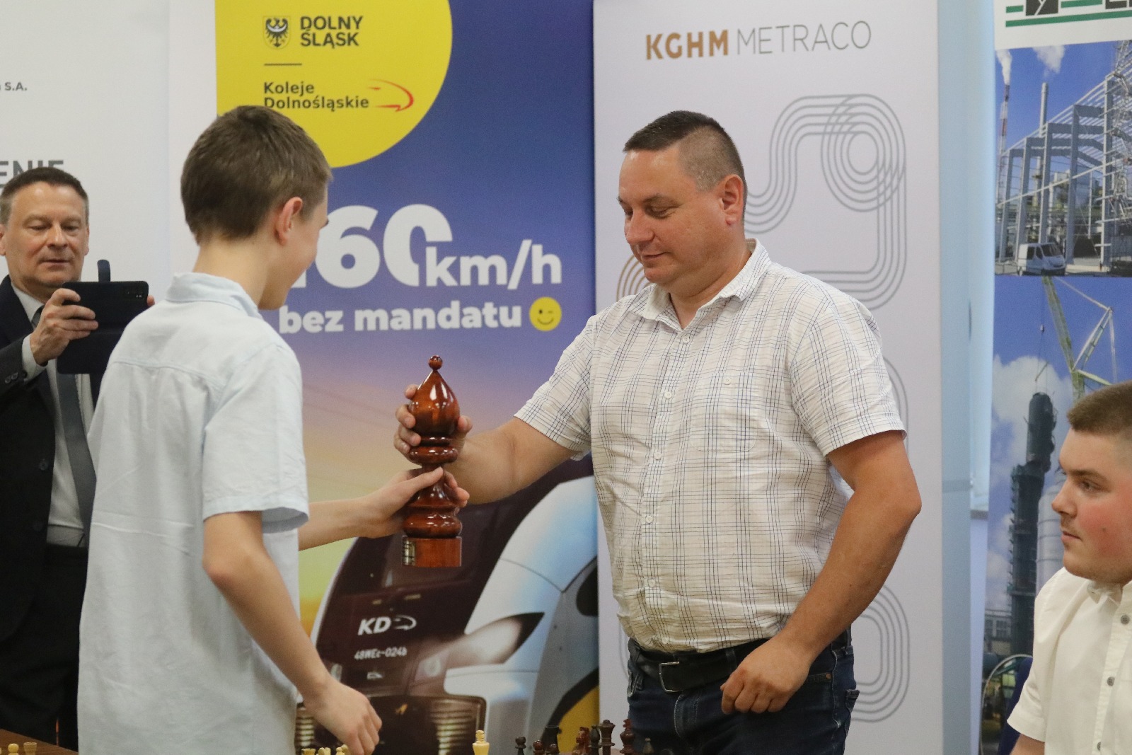 Symultana szachowa z Cherniaievem i wręczenie pucharów