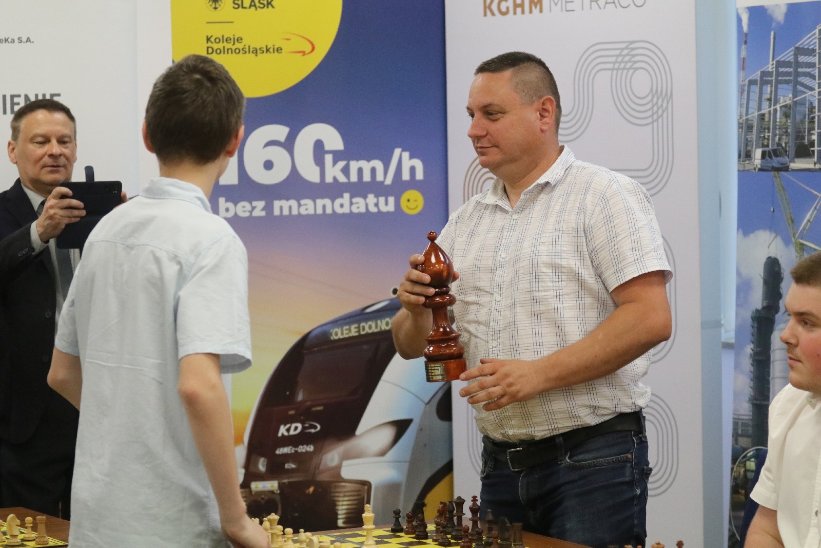 Symultana szachowa z Cherniaievem i wręczenie pucharów