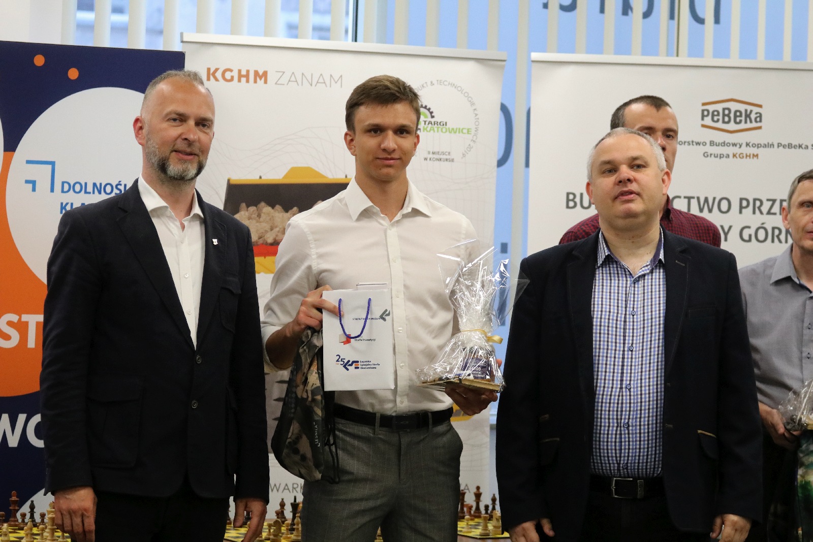 Symultana szachowa z Cherniaievem i wręczenie pucharów