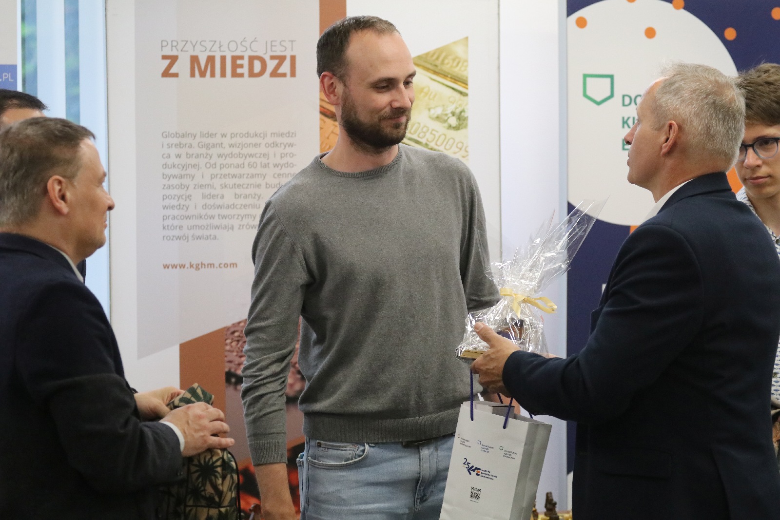 Symultana szachowa z Cherniaievem i wręczenie pucharów