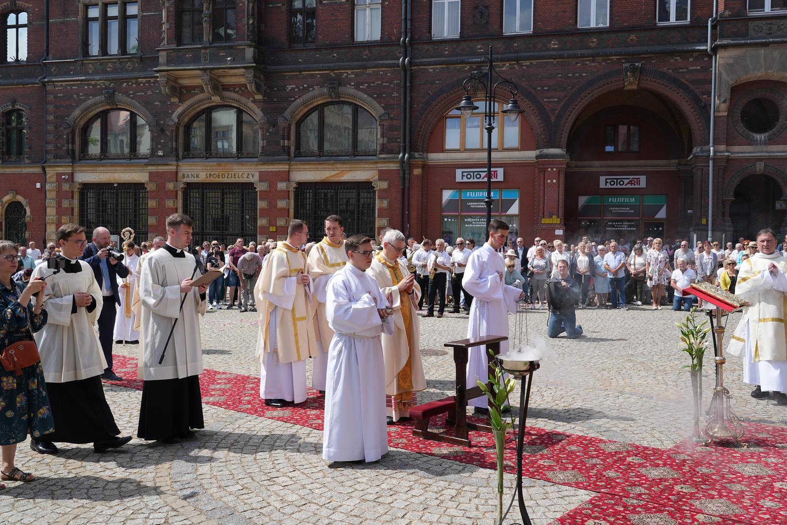 Główna procesja Bożego Ciała. Ulicami przeszły tysiące wiernych