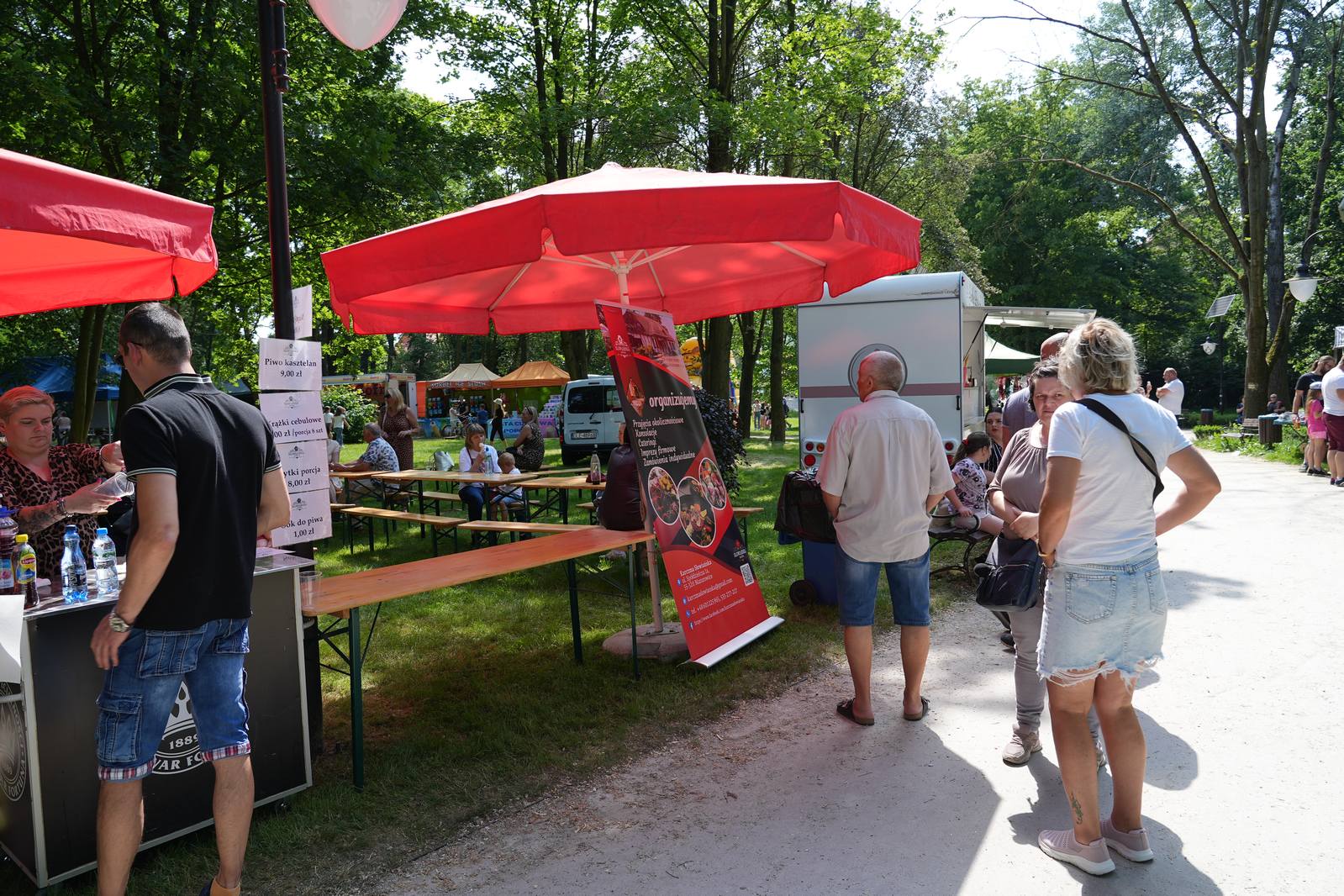 W Prochowicach ruszył sezon kajakowy. Młynówka i park oblegane