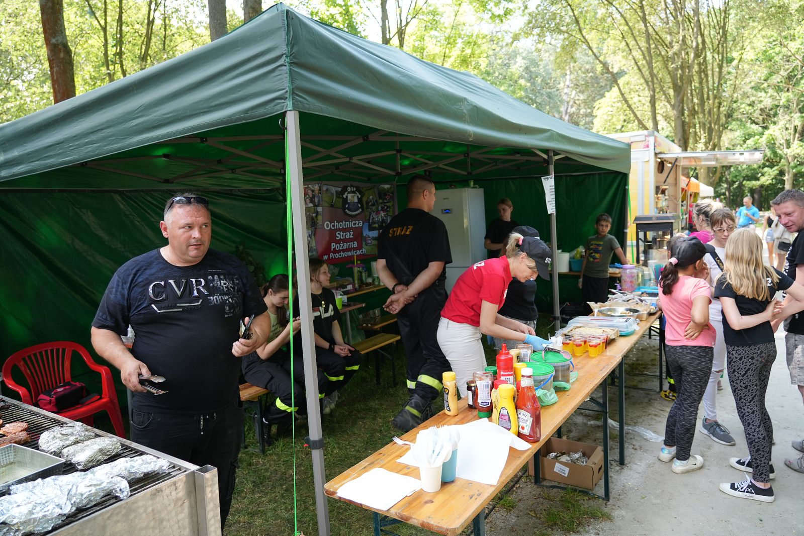 W Prochowicach ruszył sezon kajakowy. Młynówka i park oblegane
