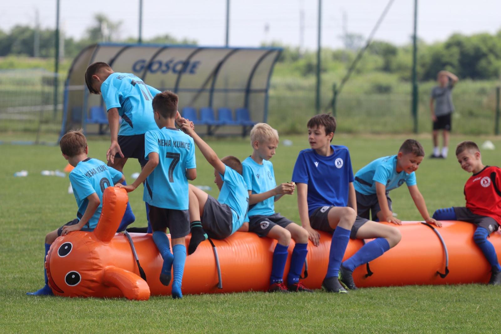 Dziesięć drużyn rywalizowało w turnieju Mewa Macron Cup