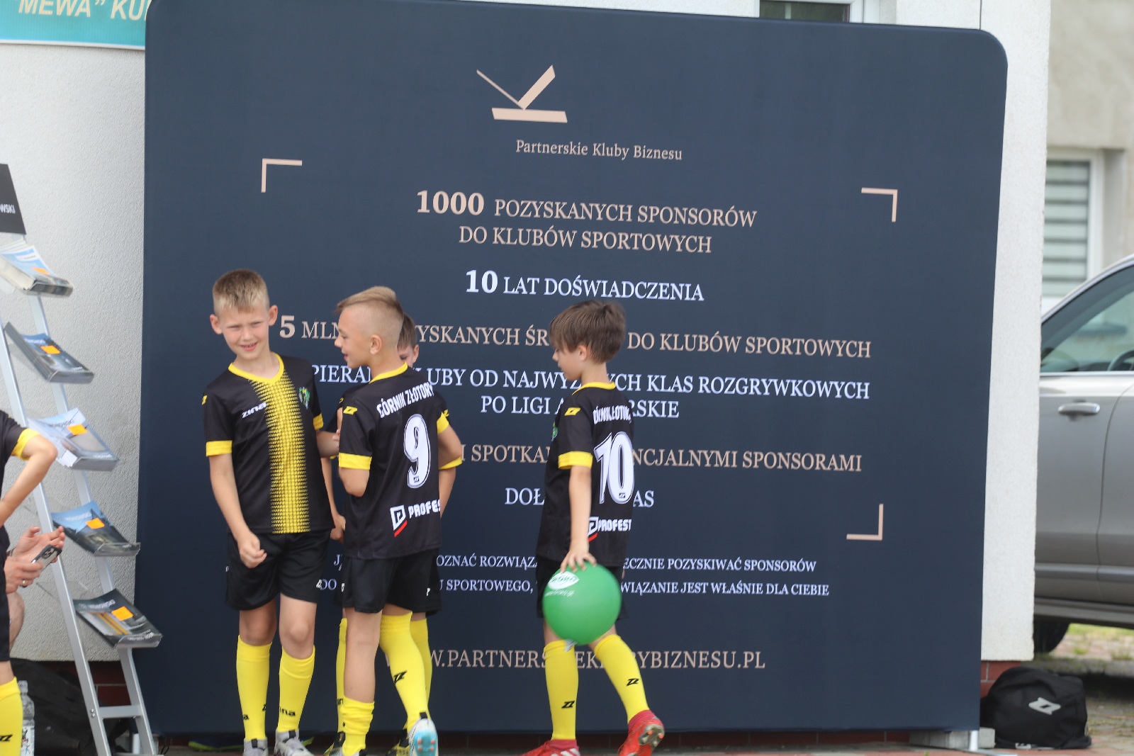 Dziesięć drużyn rywalizowało w turnieju Mewa Macron Cup
