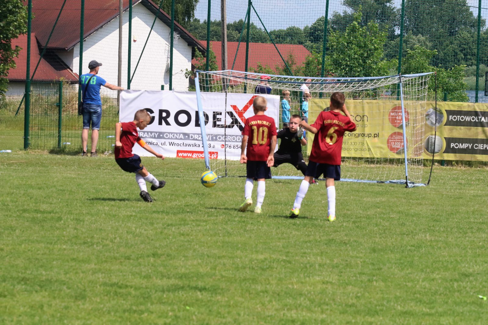Dziesięć drużyn rywalizowało w turnieju Mewa Macron Cup