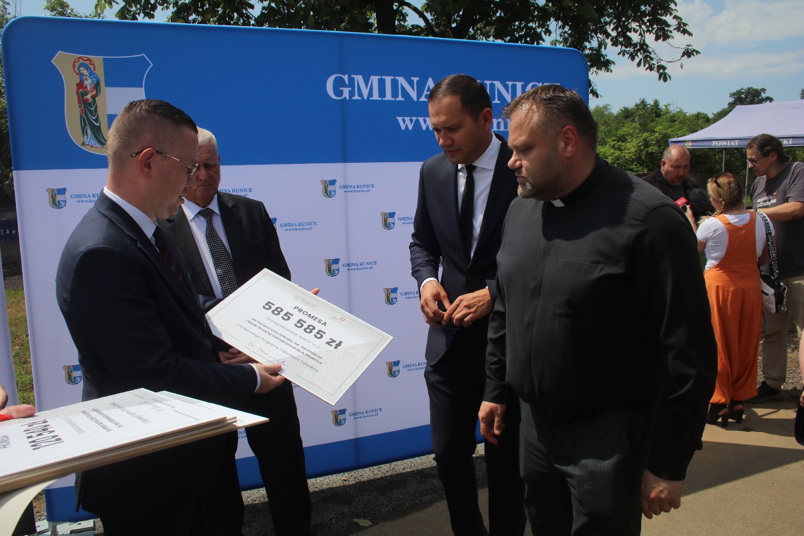 Minister Krzysztof Kubów wręczył promesy na zabytki w powiecie