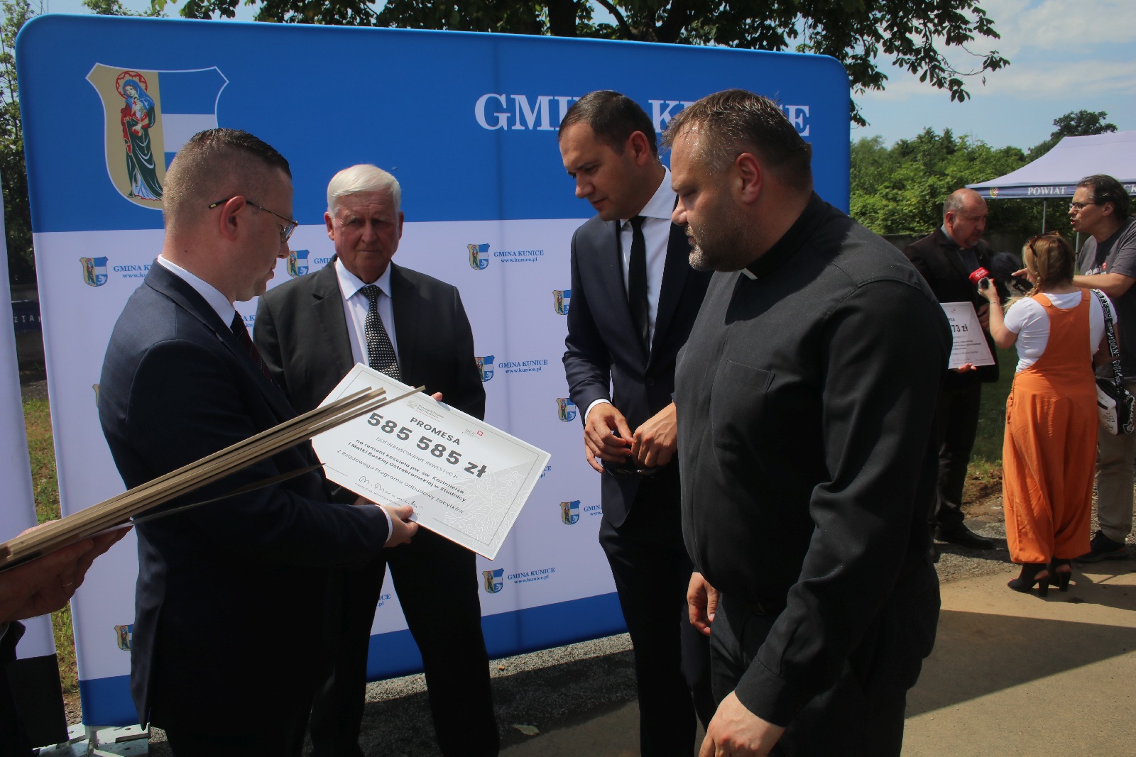 Minister Krzysztof Kubów wręczył promesy na zabytki w powiecie