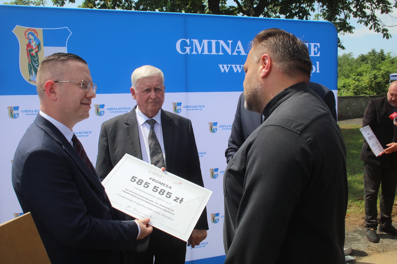 Minister Krzysztof Kubów wręczył promesy na zabytki w powiecie