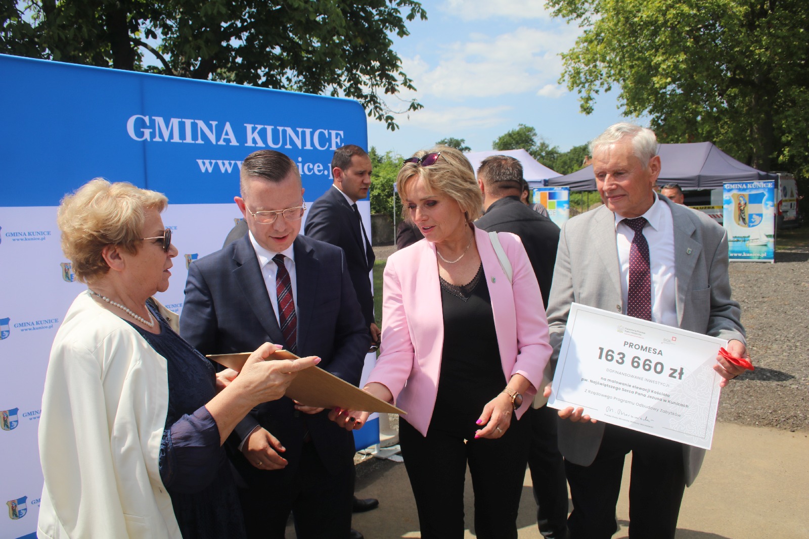 Minister Krzysztof Kubów wręczył promesy na zabytki w powiecie