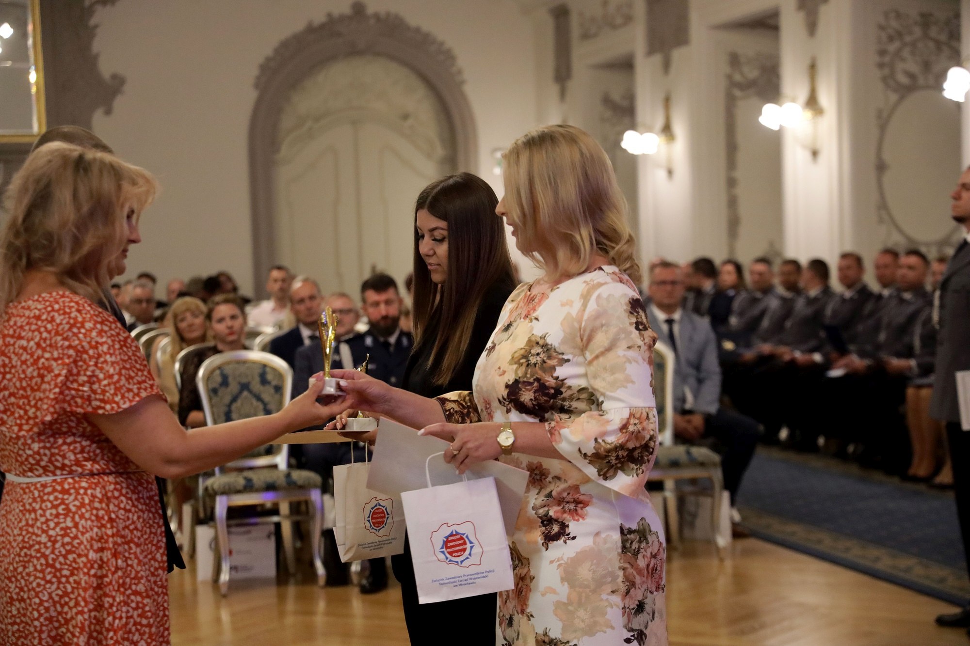 Awanse, odznaczenia i listy gratulacyjne dla policjantów