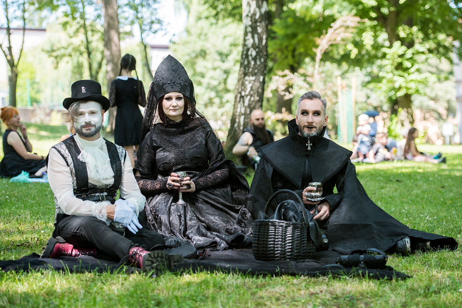 Uczestnicy Castle Party Festiwal 2023 urządzili sobie piknik