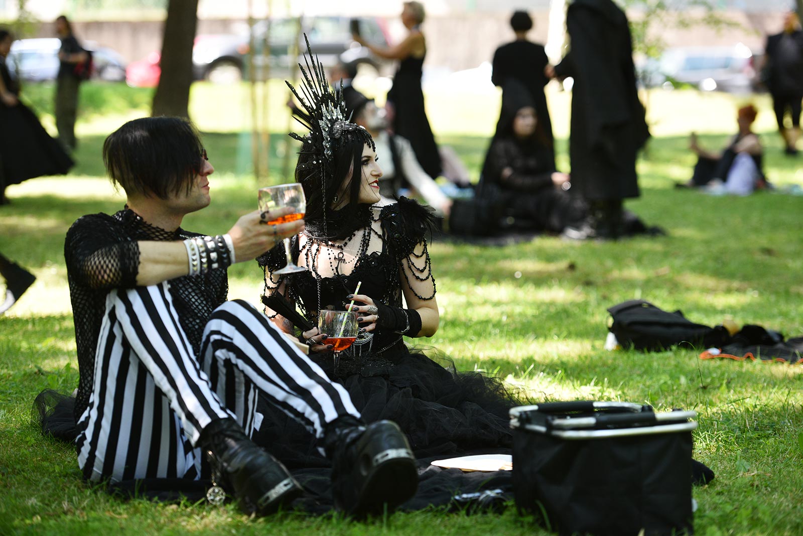 Uczestnicy Castle Party Festiwal 2023 urządzili sobie piknik