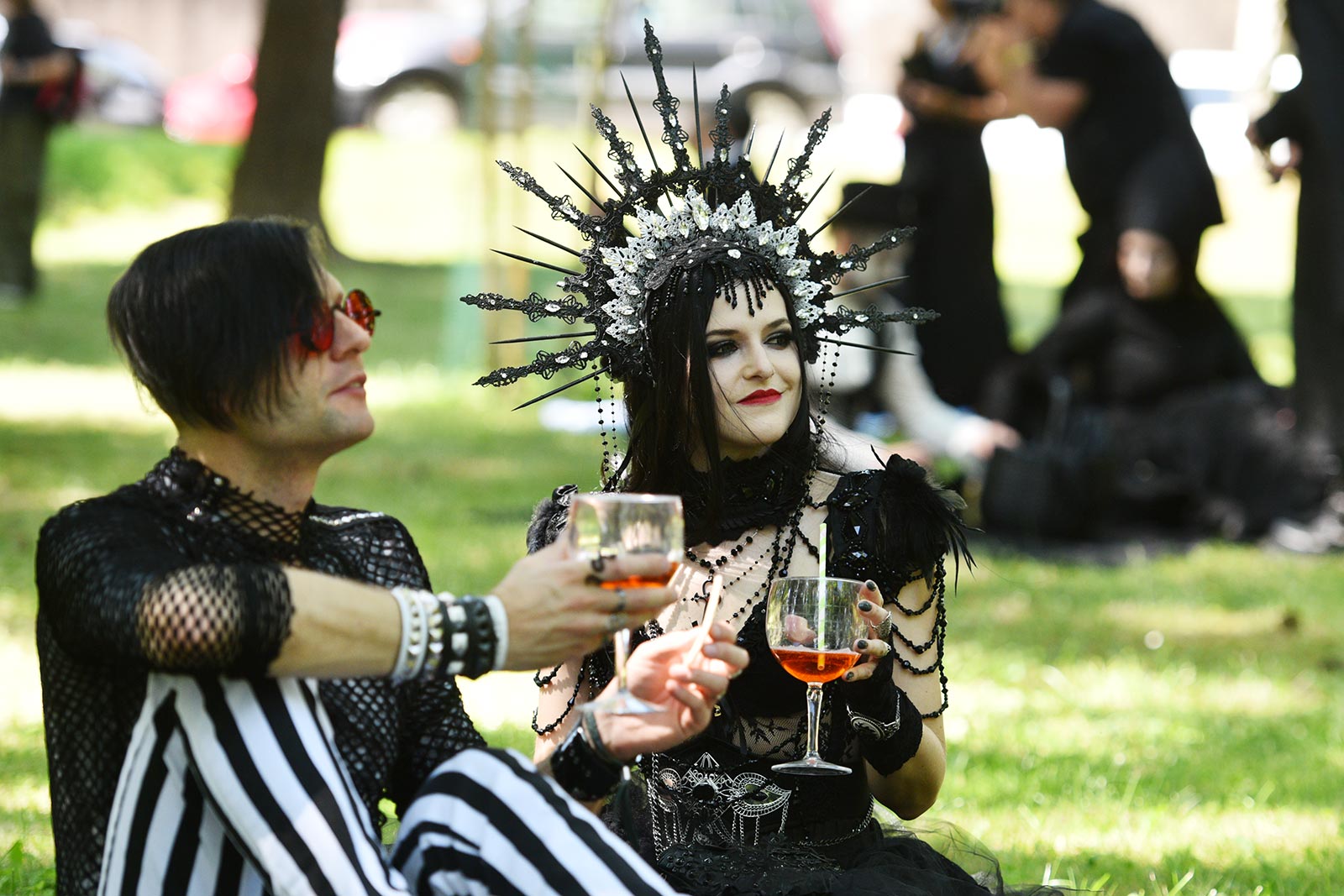 Uczestnicy Castle Party Festiwal 2023 urządzili sobie piknik
