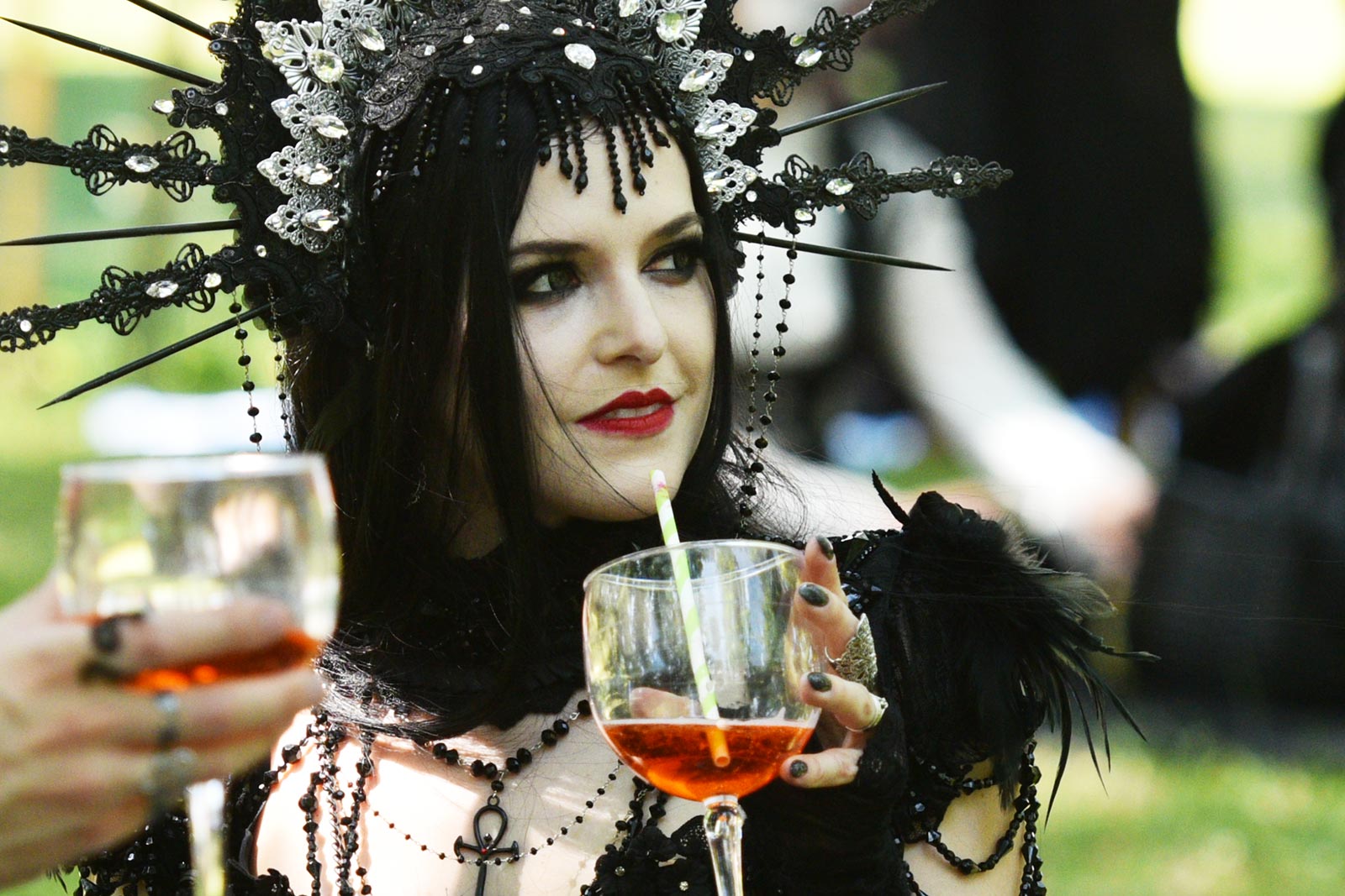 Uczestnicy Castle Party Festiwal 2023 urządzili sobie piknik