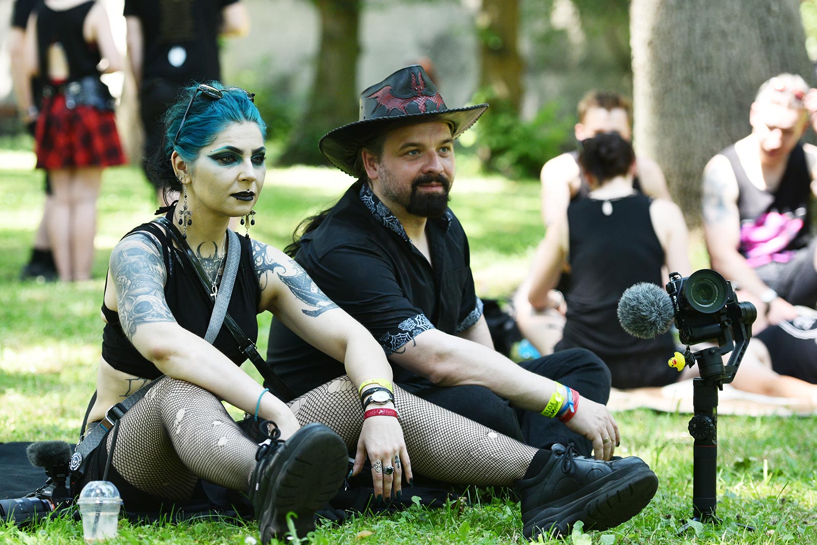 Uczestnicy Castle Party Festiwal 2023 urządzili sobie piknik