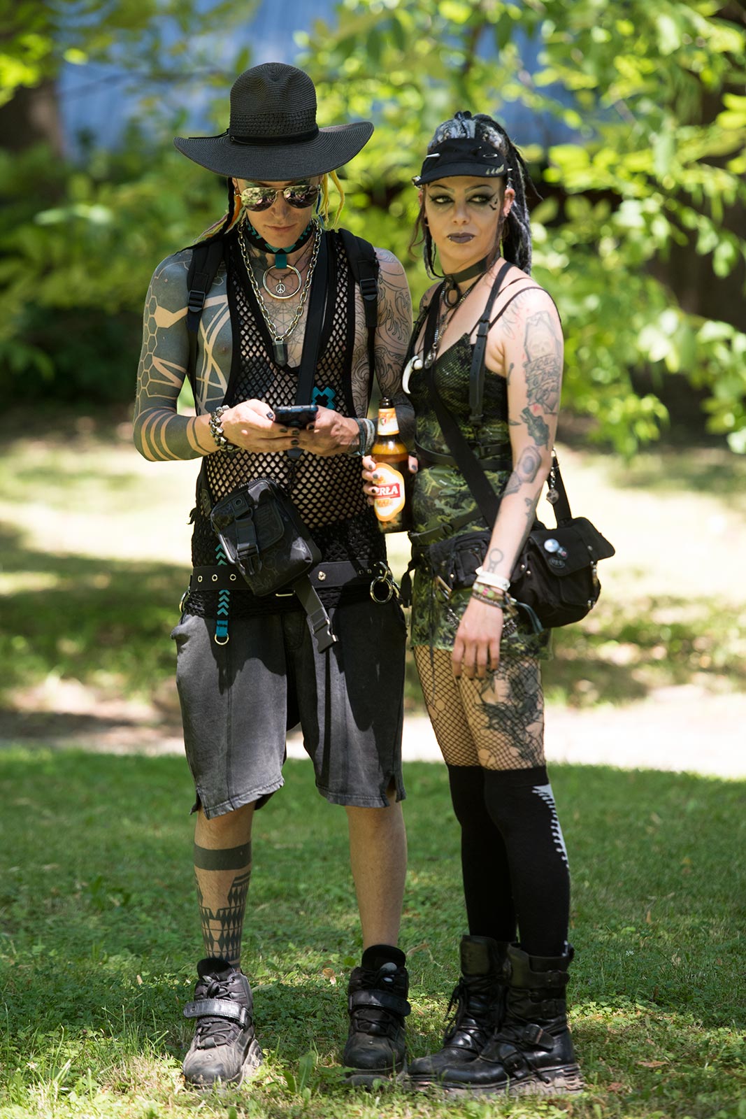 Uczestnicy Castle Party Festiwal 2023 urządzili sobie piknik