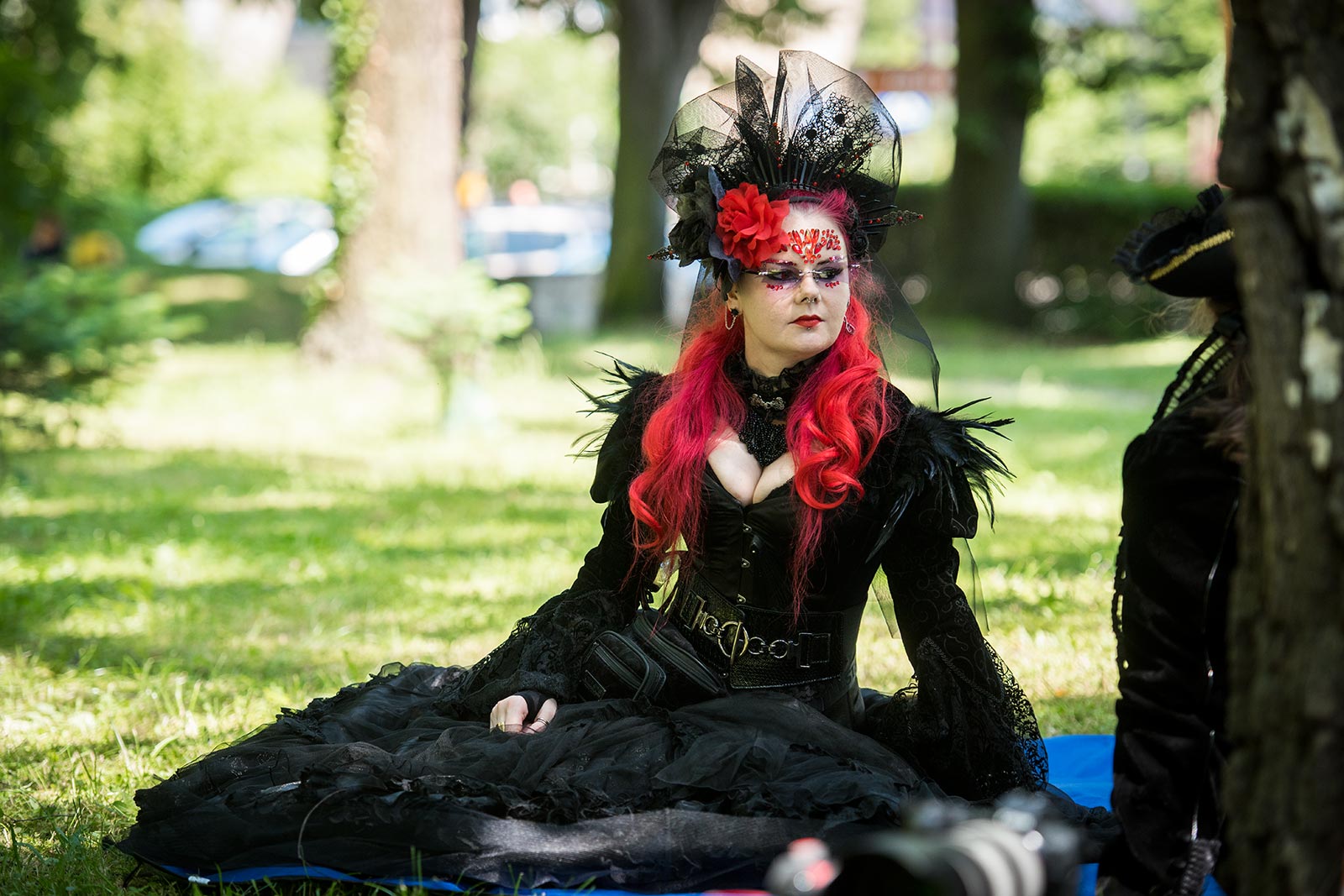 Uczestnicy Castle Party Festiwal 2023 urządzili sobie piknik