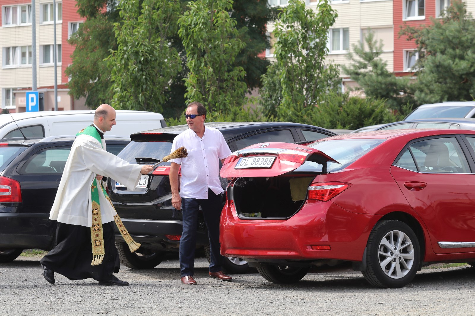 Święcenie pojazdów przed kościołem Matki Bożej Królowej Polski	