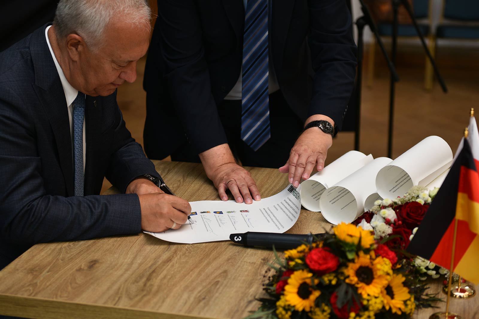 Tadeusz Krzakowski podpisał Deklarację Pokoju i Przyjaźni
