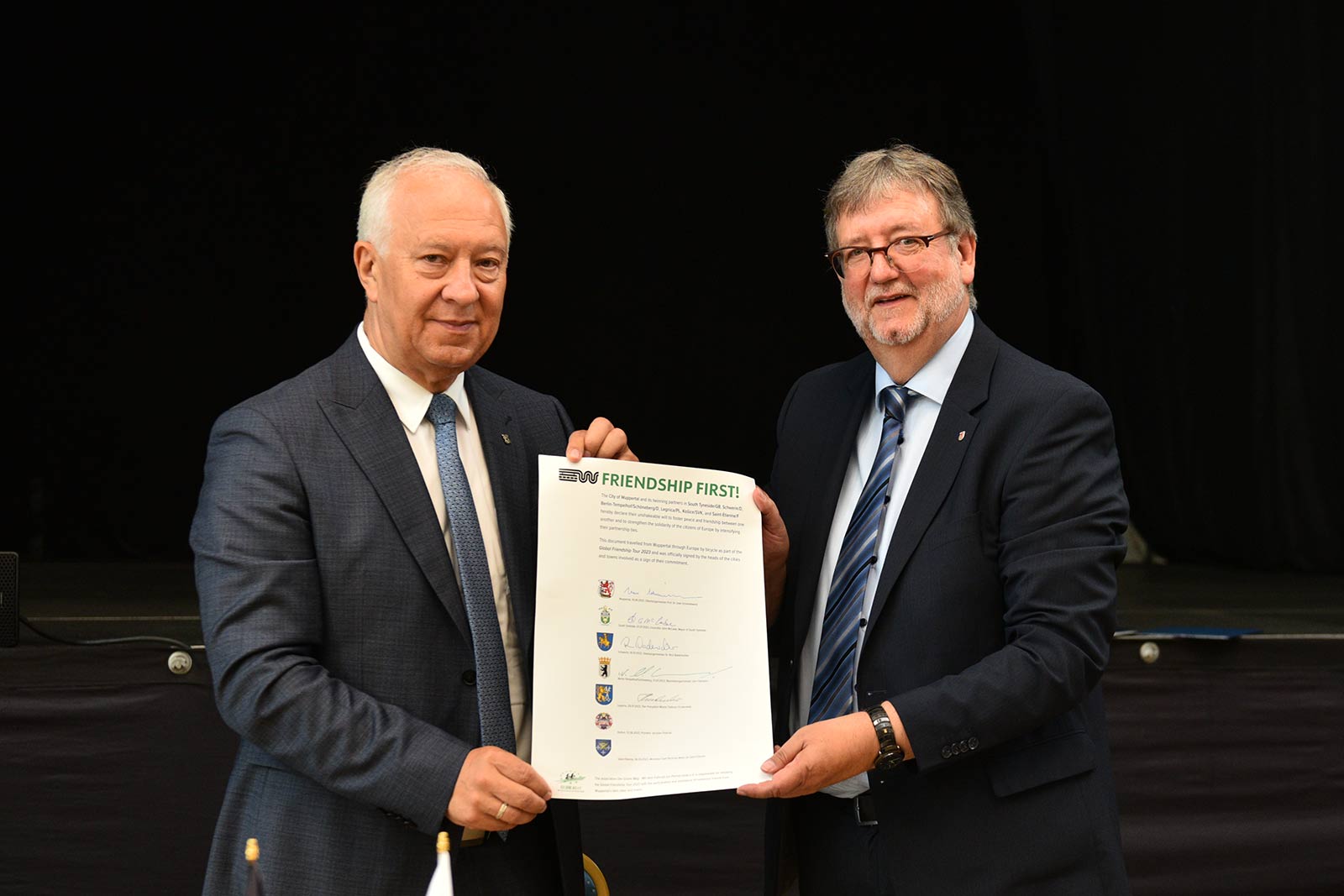 Tadeusz Krzakowski podpisał Deklarację Pokoju i Przyjaźni