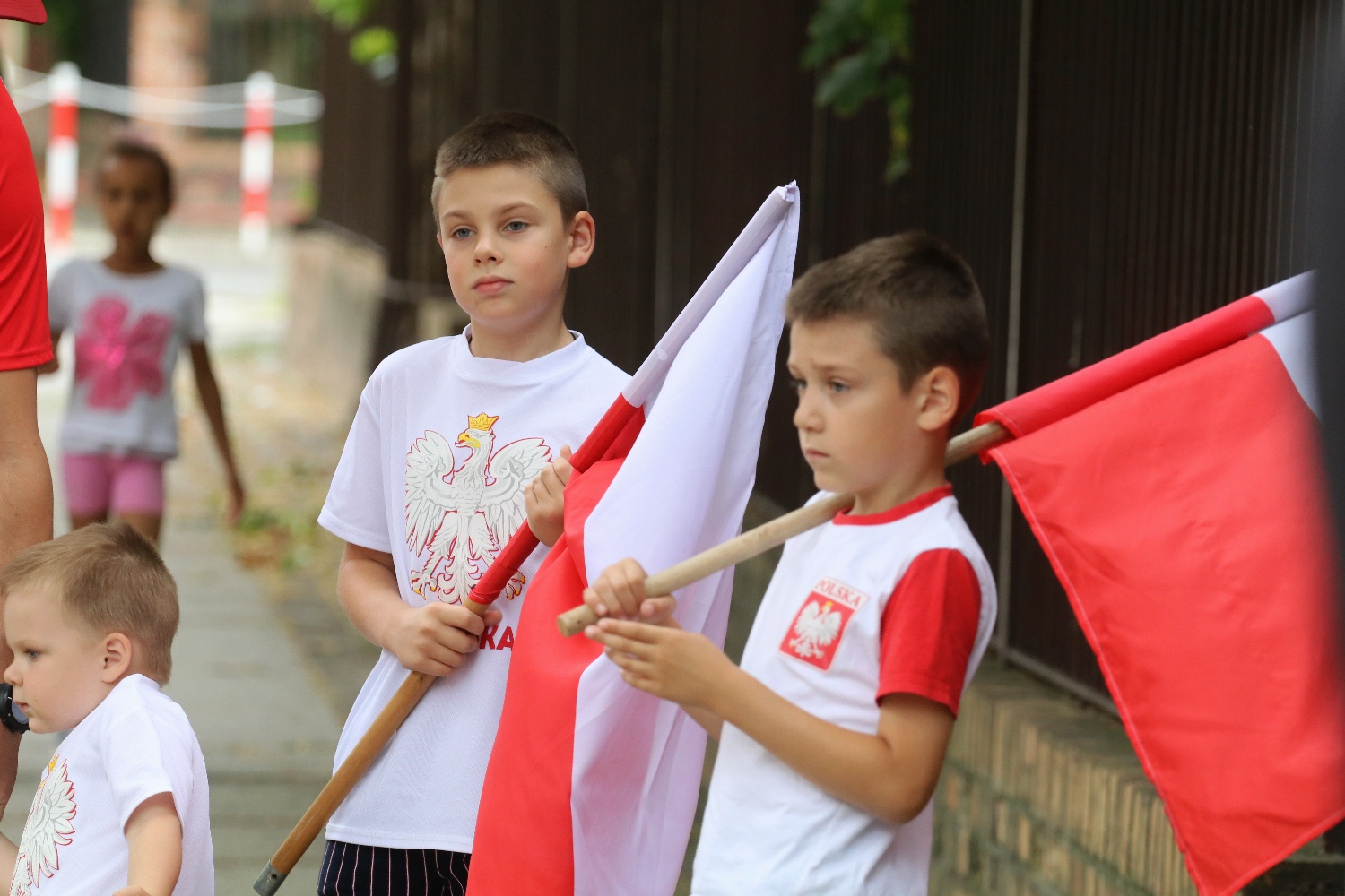 Kwiaty, znicze pod tablicą Szarych Szeregów w rocznicę powstania