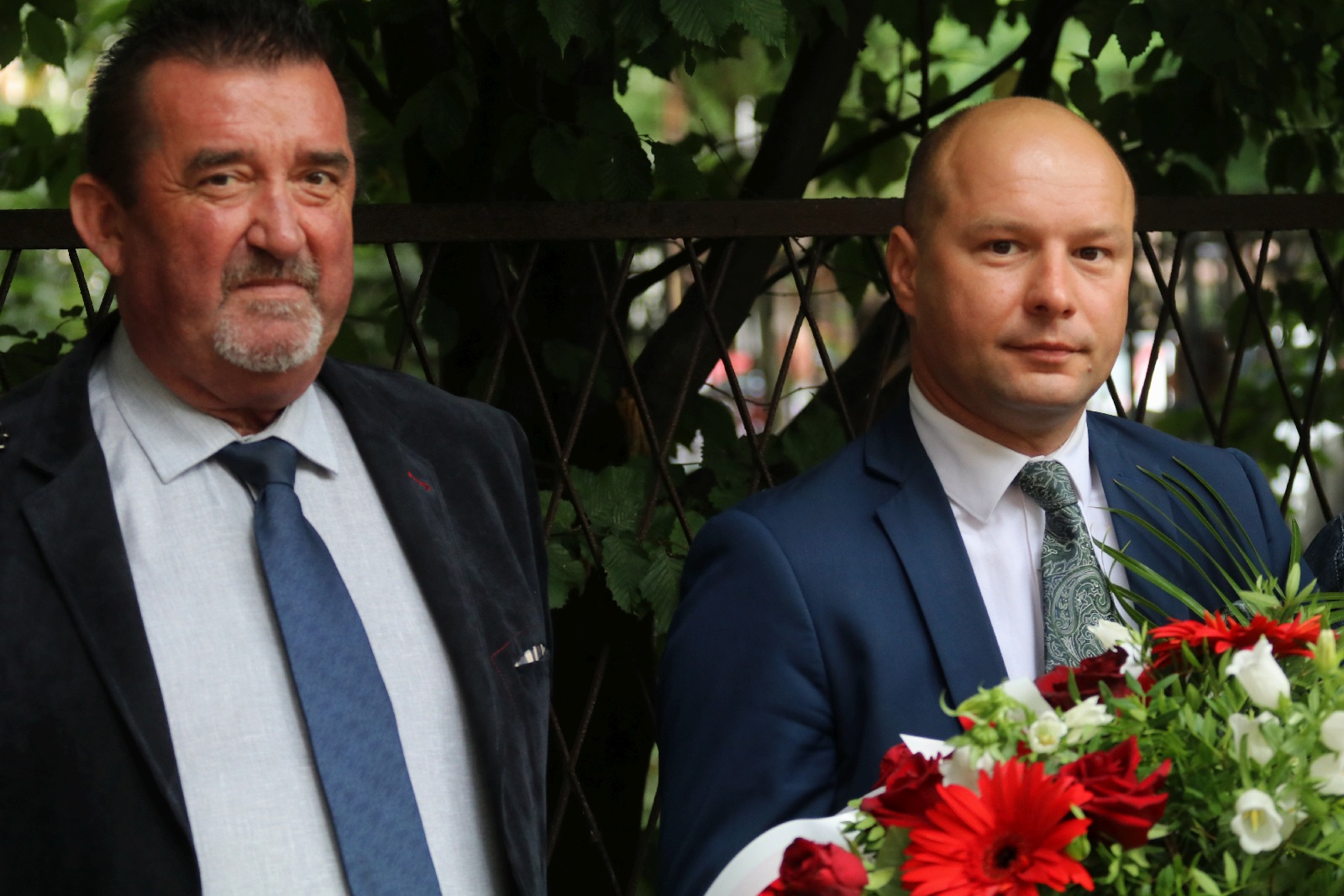 Kwiaty, znicze pod tablicą Szarych Szeregów w rocznicę powstania