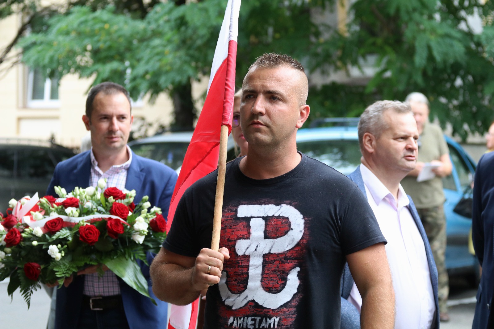 Kwiaty, znicze pod tablicą Szarych Szeregów w rocznicę powstania