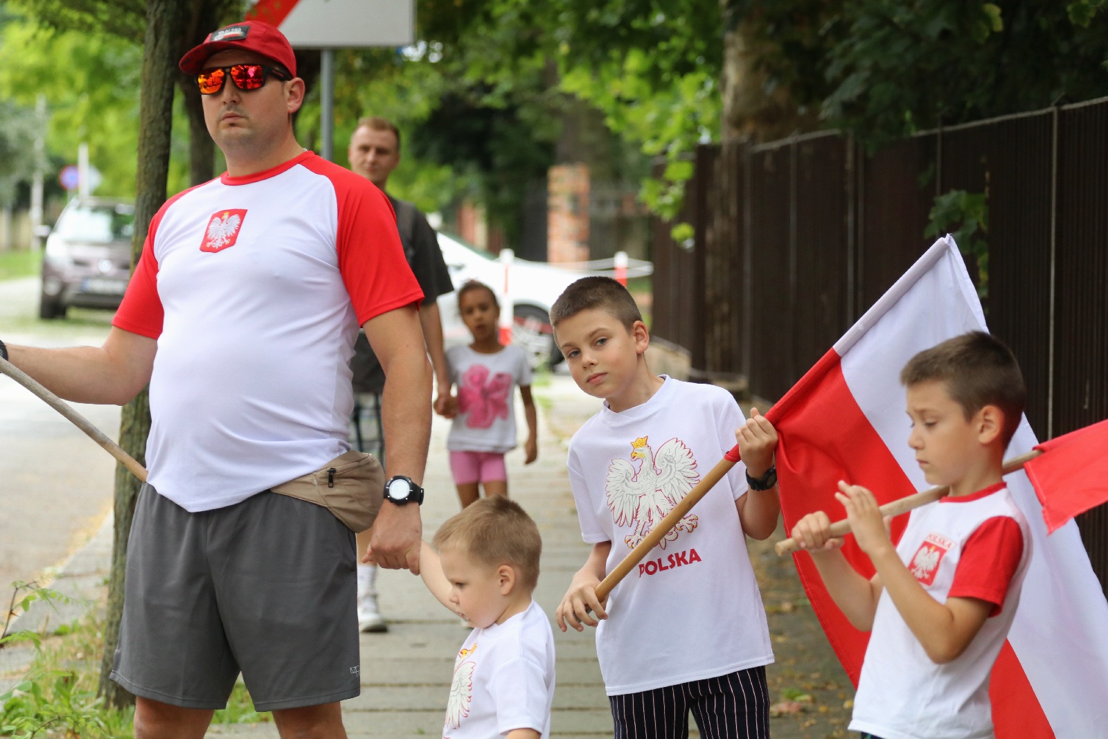 Kwiaty, znicze pod tablicą Szarych Szeregów w rocznicę powstania