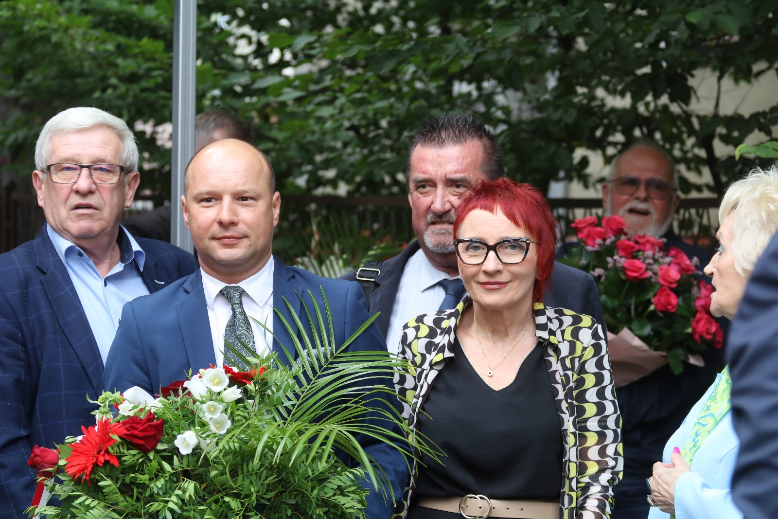 Kwiaty, znicze pod tablicą Szarych Szeregów w rocznicę powstania