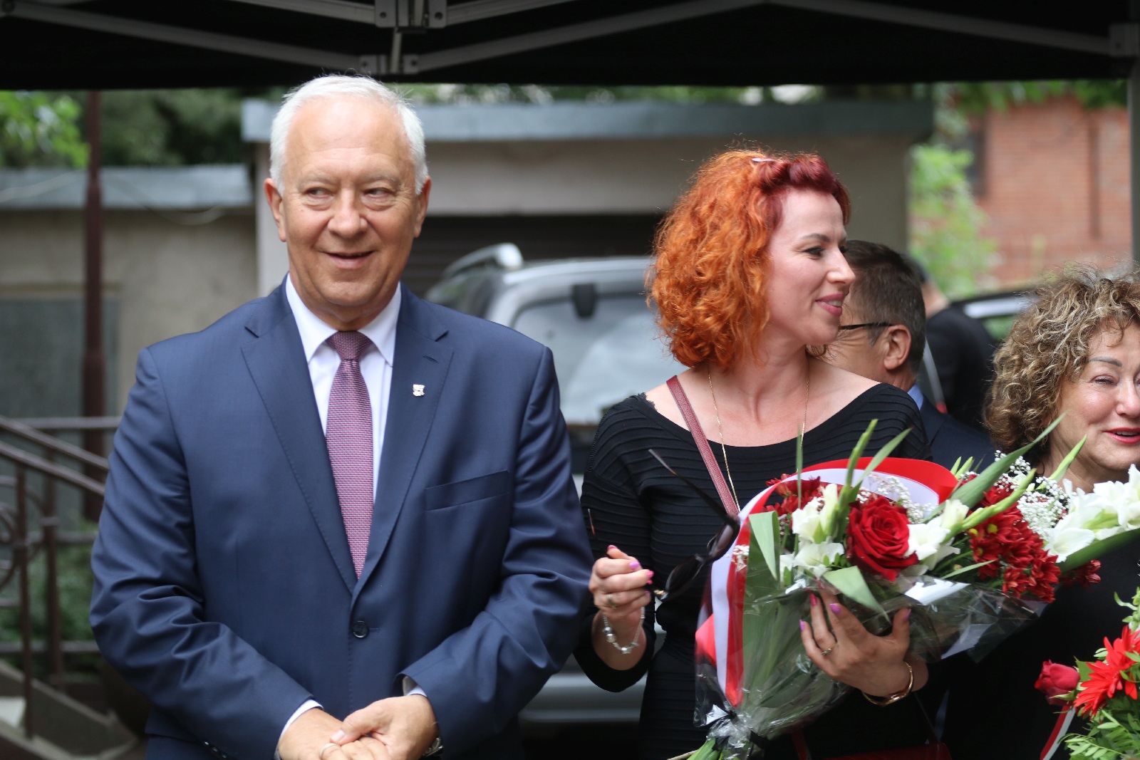 Kwiaty, znicze pod tablicą Szarych Szeregów w rocznicę powstania