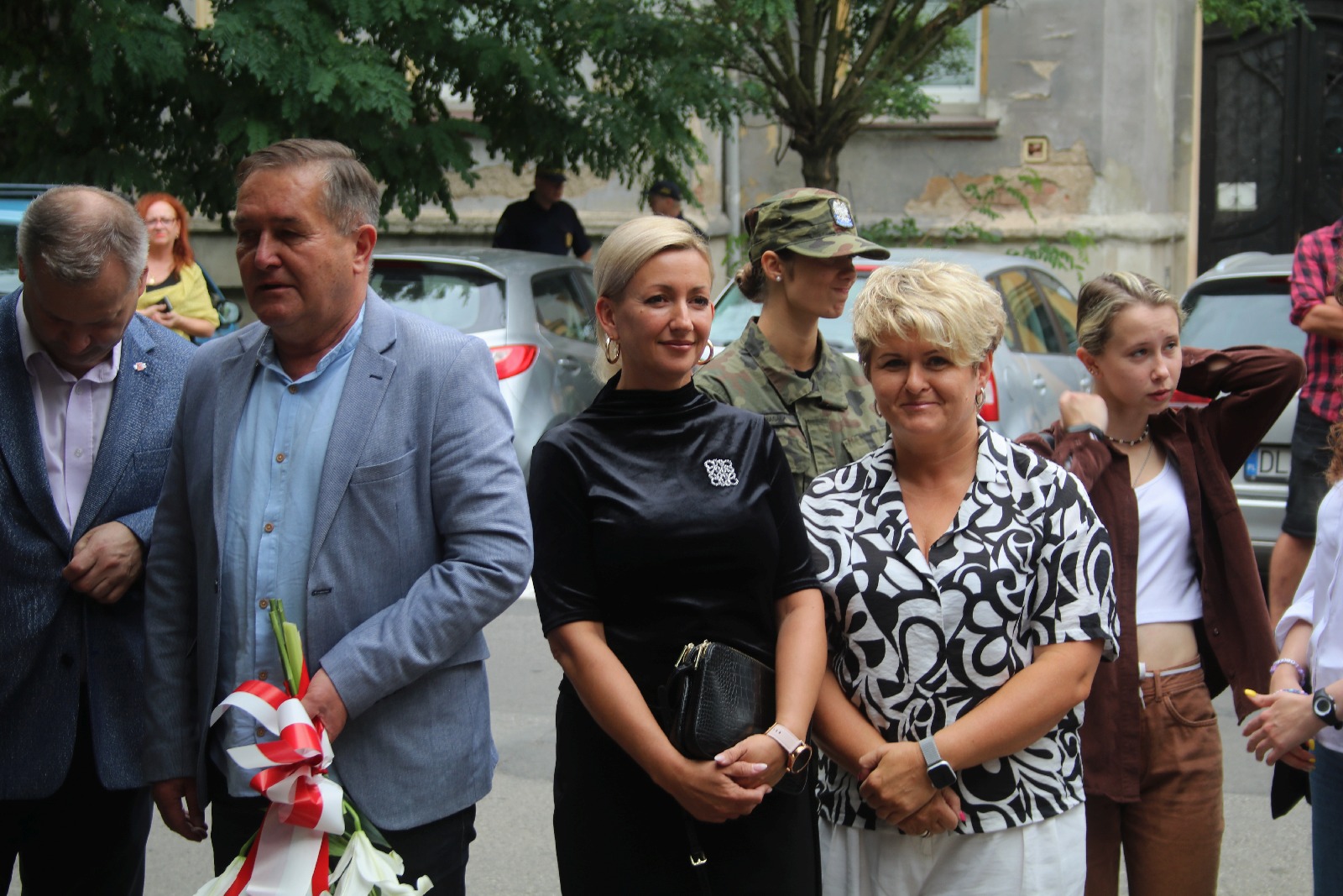 Kwiaty, znicze pod tablicą Szarych Szeregów w rocznicę powstania