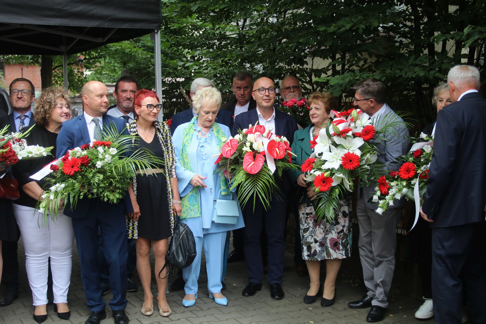 Kwiaty, znicze pod tablicą Szarych Szeregów w rocznicę powstania