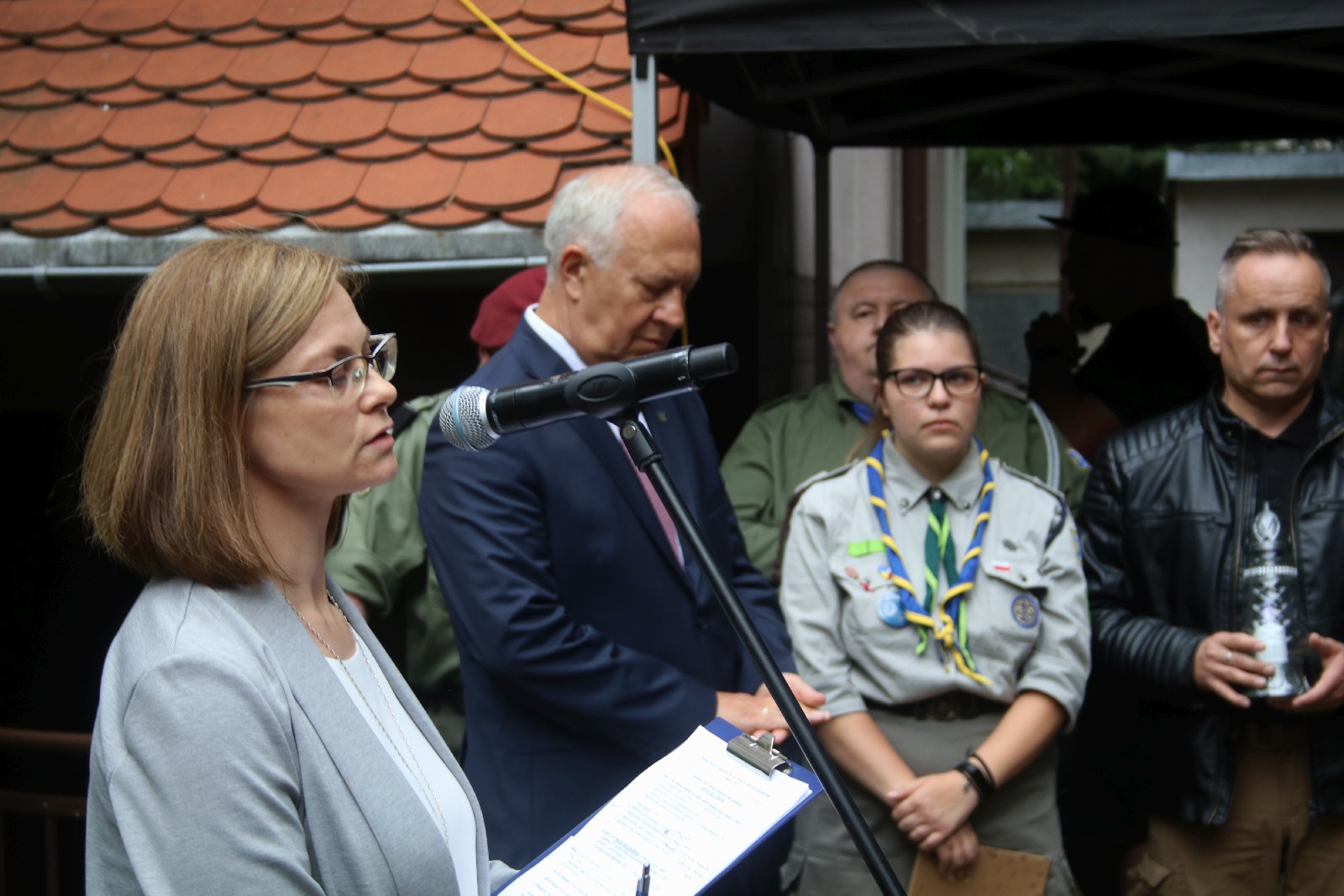 Kwiaty, znicze pod tablicą Szarych Szeregów w rocznicę powstania
