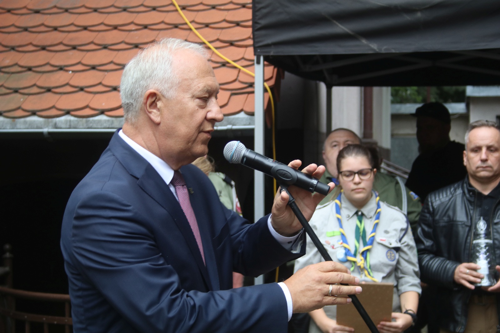 Kwiaty, znicze pod tablicą Szarych Szeregów w rocznicę powstania