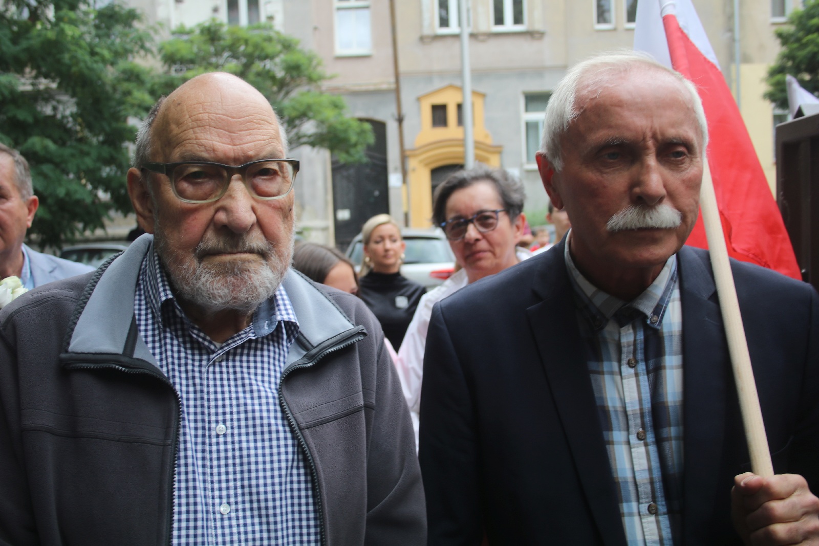 Kwiaty, znicze pod tablicą Szarych Szeregów w rocznicę powstania