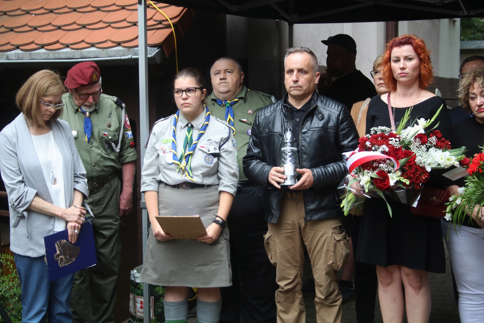 Kwiaty, znicze pod tablicą Szarych Szeregów w rocznicę powstania